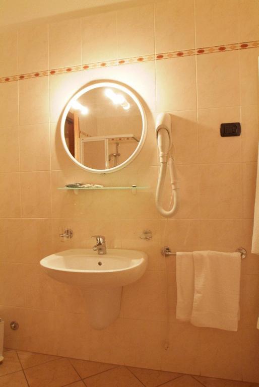Hotel La Maddalena Quattro Castella Номер фото