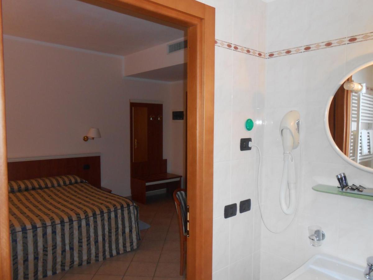Hotel La Maddalena Quattro Castella Экстерьер фото